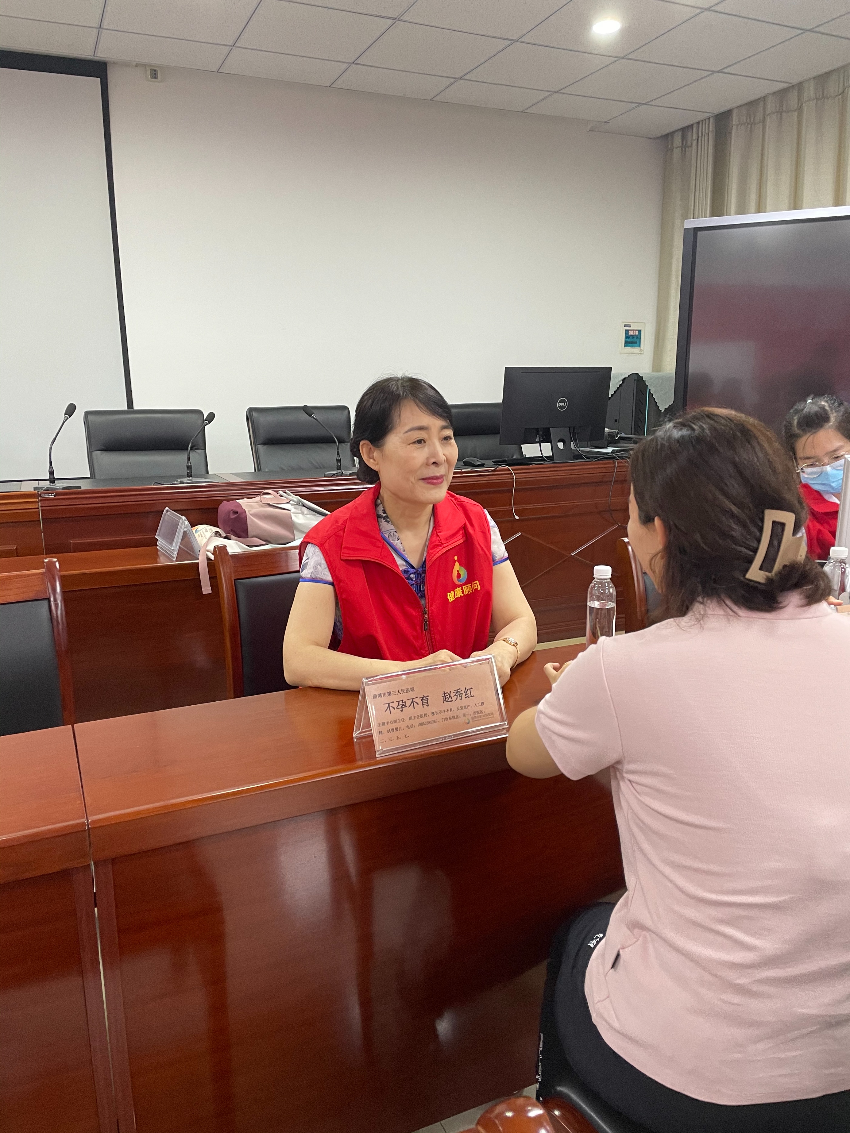 市三院联合宏仁堂“服务百姓健康行动”走进周村公共资源交易中心