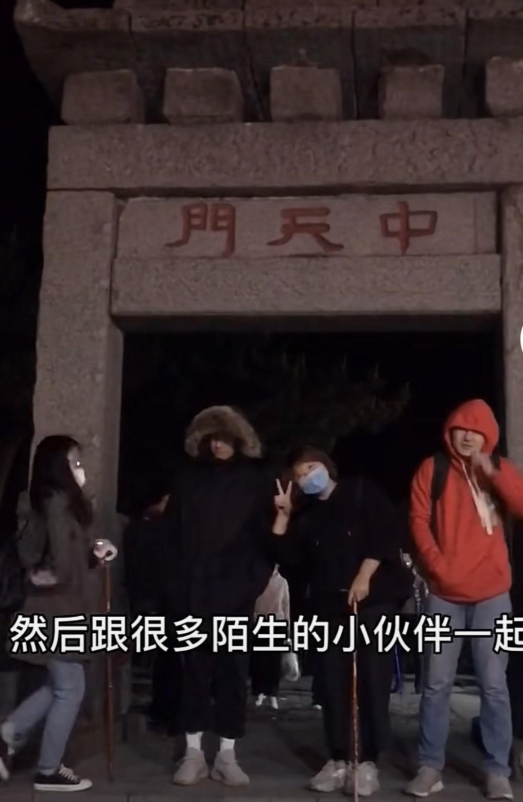 江苏00后女孩，凌晨四点拍视频爆火，年入百万，圈粉900万