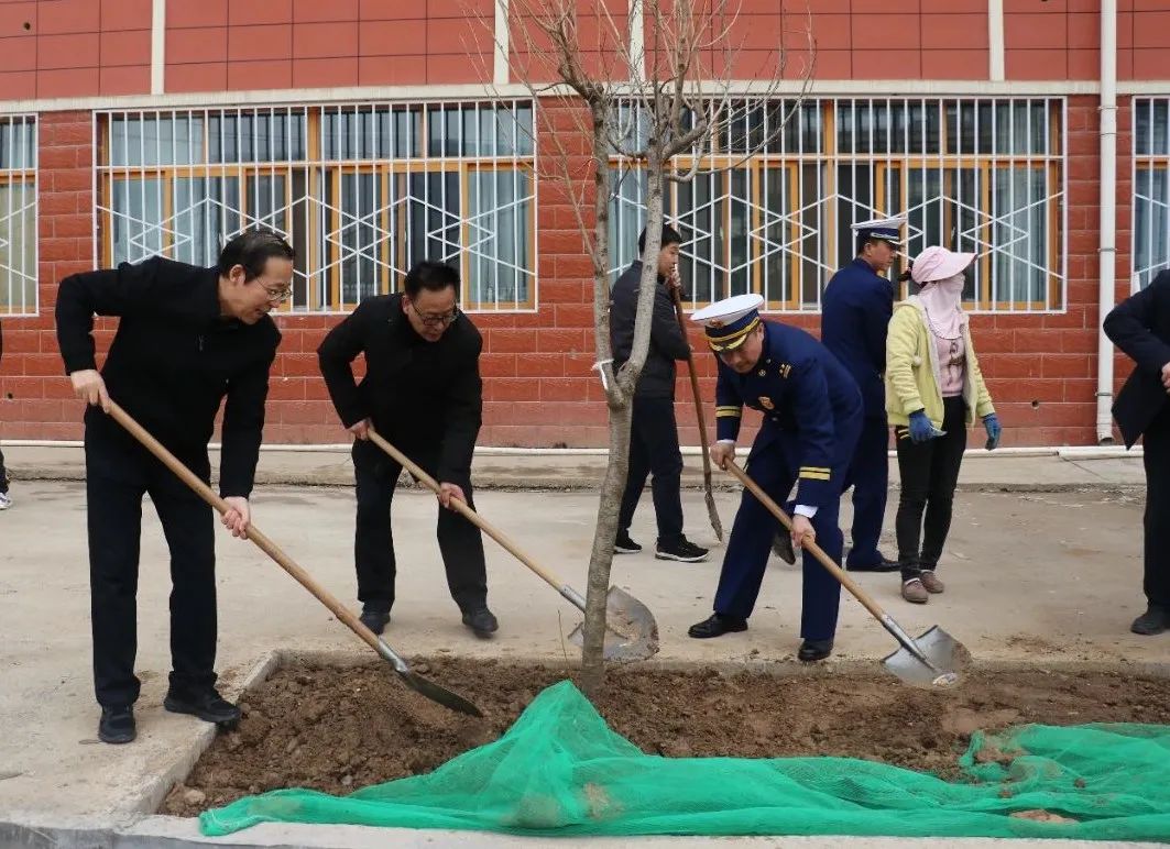 学习贯彻二十大蓝焰青年志愿行系列报道——支队联合市特教学校开展“火焰蓝”牵手“红领巾”一起学雷锋活动