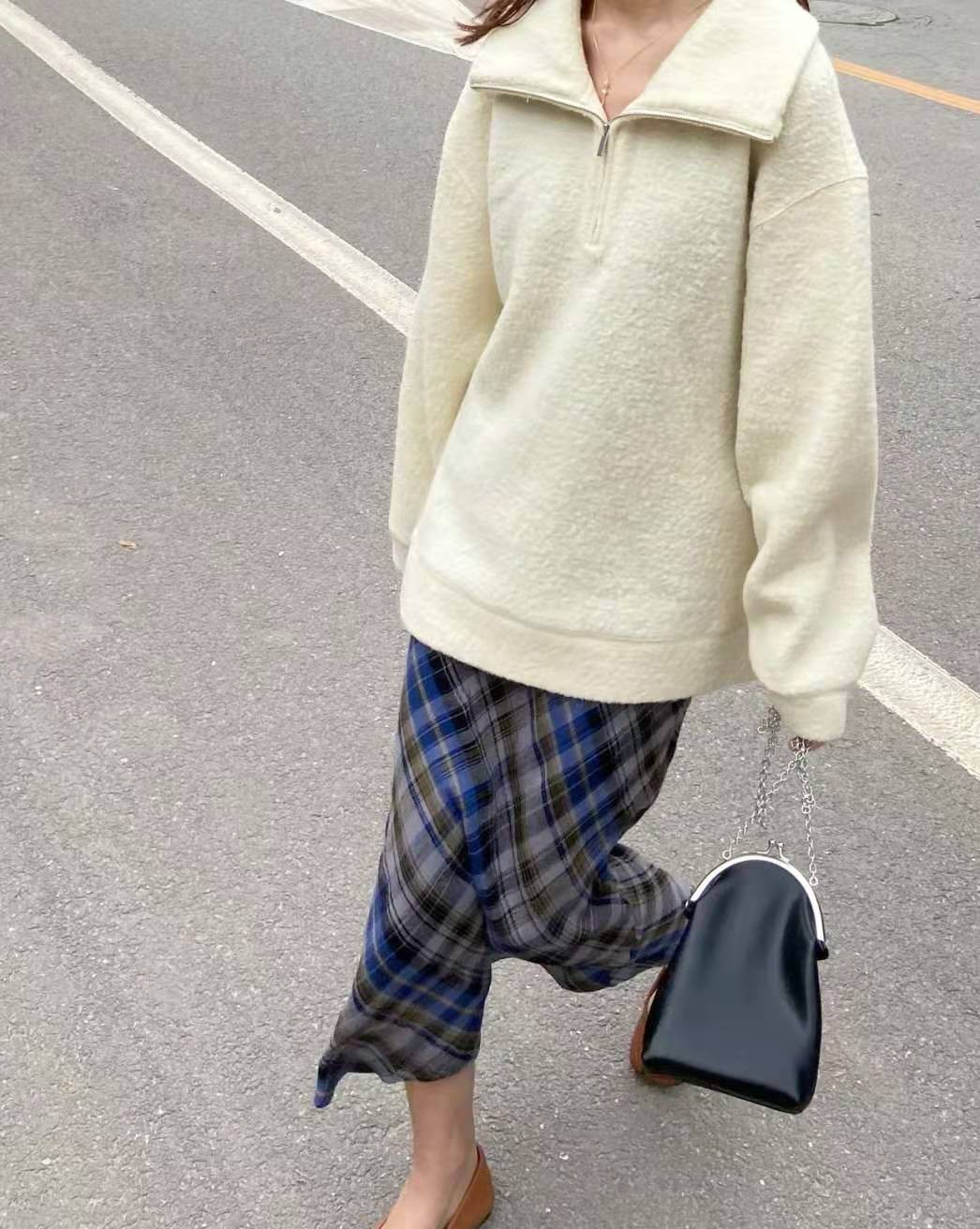 今年流行连帽卫衣内搭洋气又时髦,拉链款宽松版卫衣怎么穿时尚漂亮