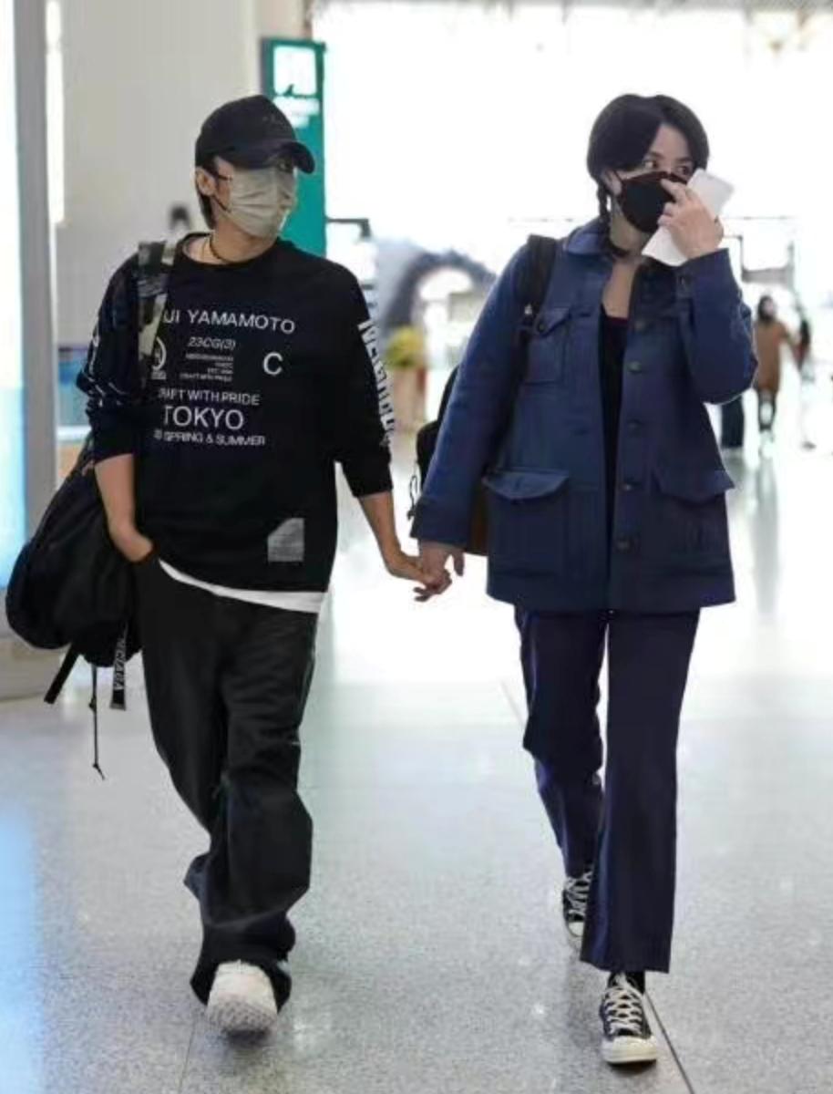 王菲与李嫣秀恩爱,谢霆锋王菲年轻时候机场带窦靖童