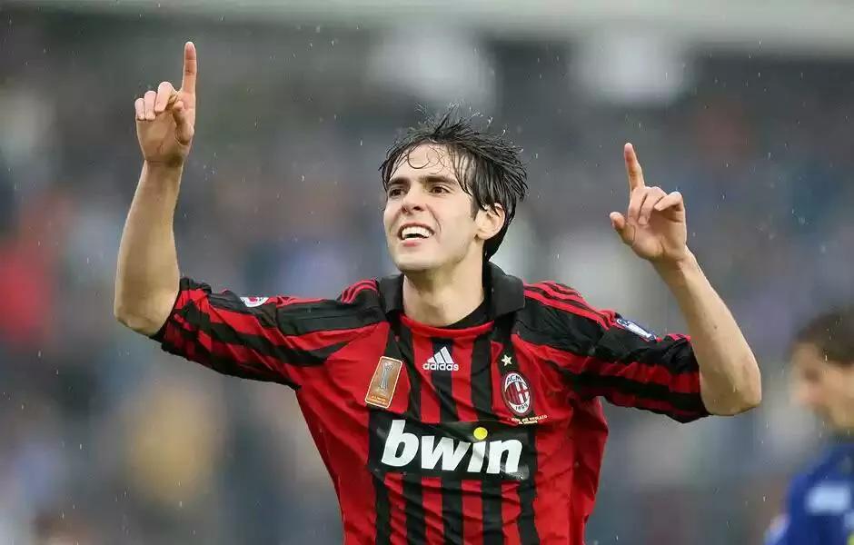 卡卡给梅西颁奖c罗还是出席,卡卡c罗梅西世界足球先生合影