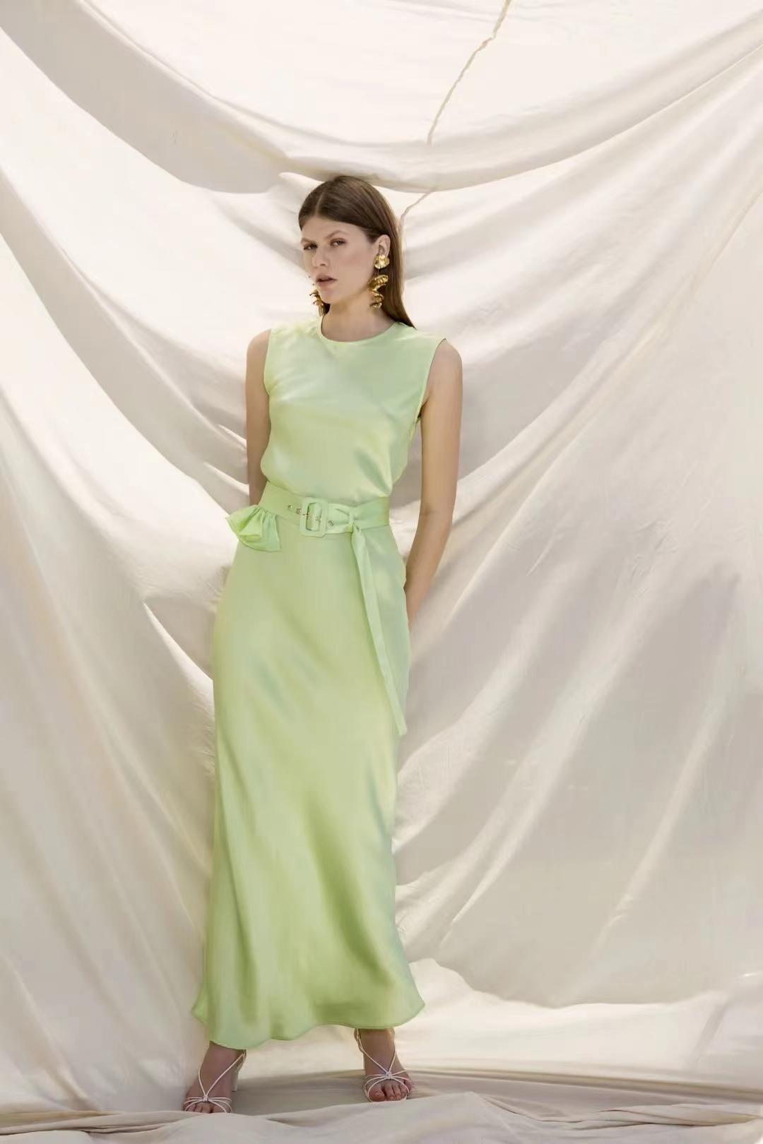 40岁女人肤色暗黄穿什么颜色好看,肤色黄的女人穿什么颜色