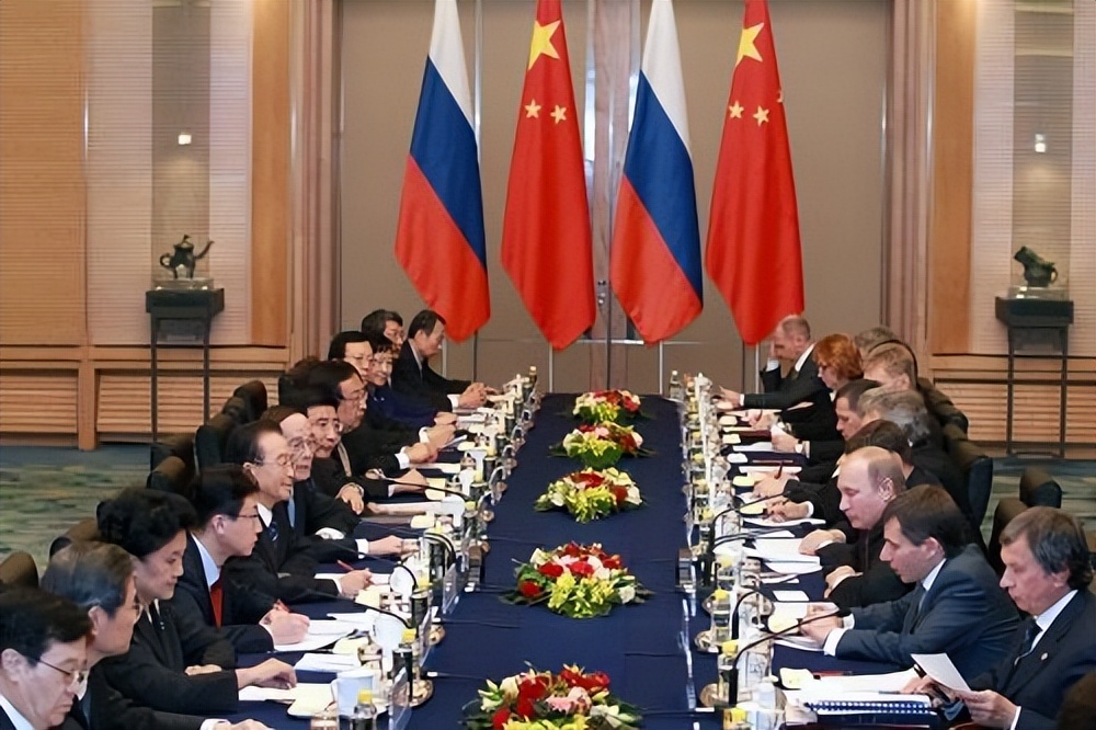 日本劣迹斑斑，俄罗斯警告来了，中国也送上“礼物”