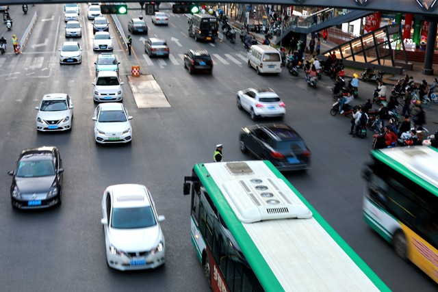 交警查处交通违法行为保平安,交警道路交通安全隐患整治
