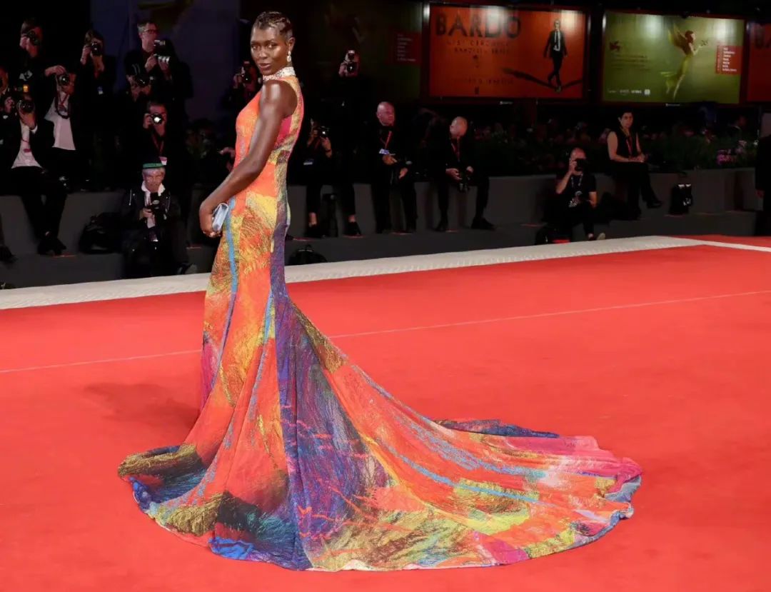 威尼斯红毯抓马多：甜茶穿红色露背装吸睛，凯特大魔王气场强…