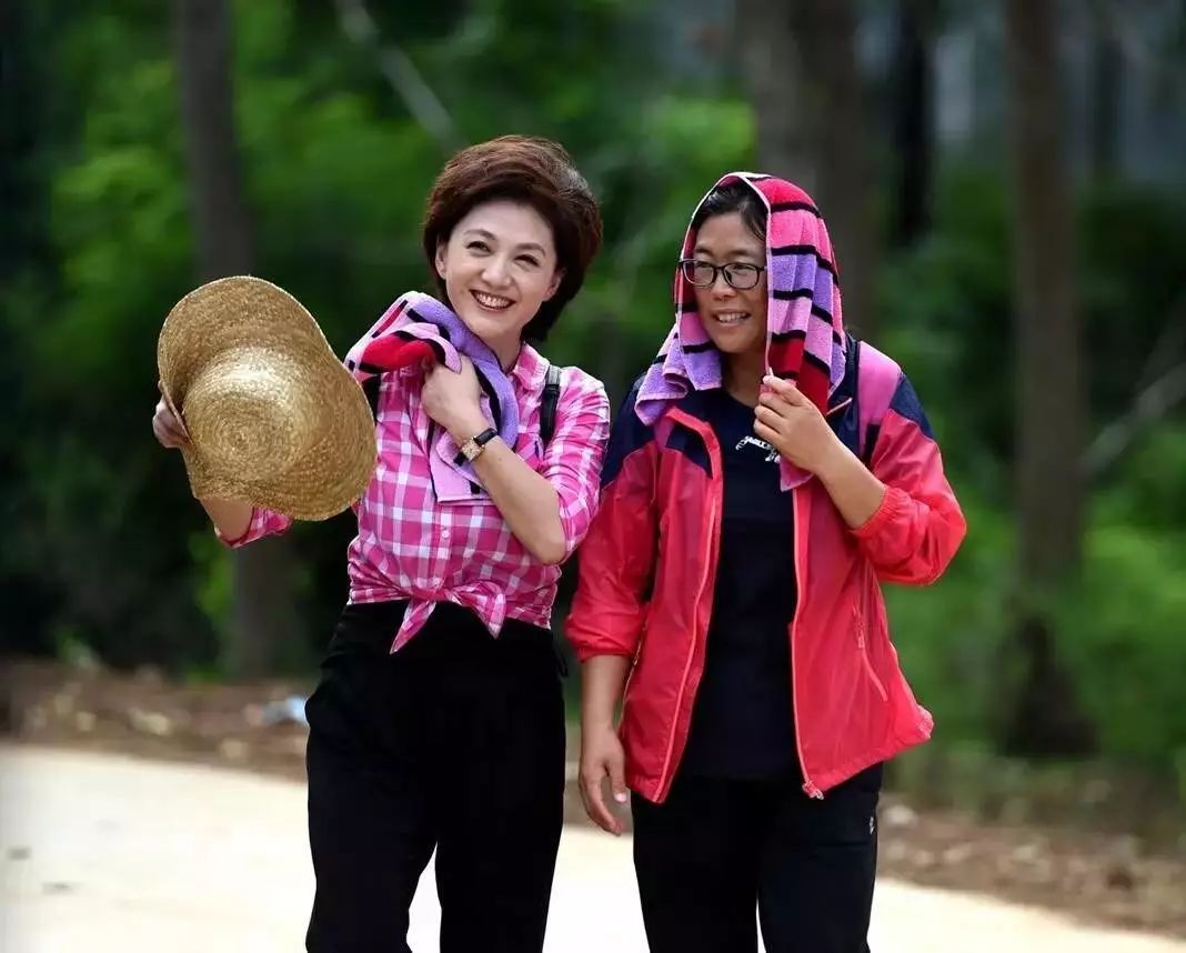 海霞妈妈年轻照片,48岁海霞的母亲