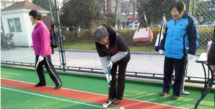 当前最流行的门球双贴脚击球法,门球的正确打法图解