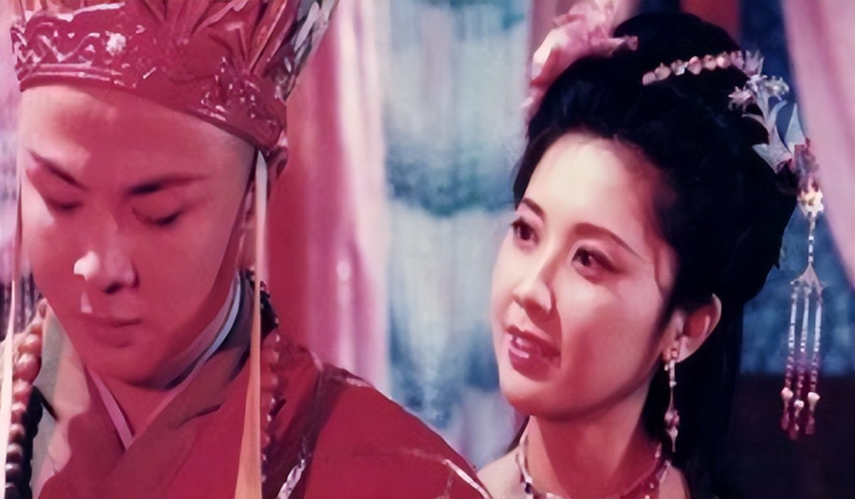 过气演员的窘况:县城忙走穴、直播用怪招,晚节不保,何必呢?