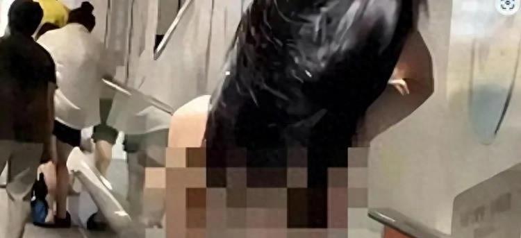无耻举动！广西一名女子在多个地标处故意暴露*体下**，不雅照片曝光