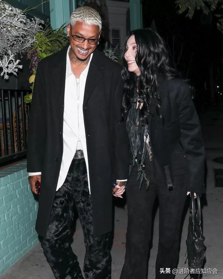 欧美明星时尚街拍2019年7月30日,欧美老年时尚博主穿羽绒服街拍