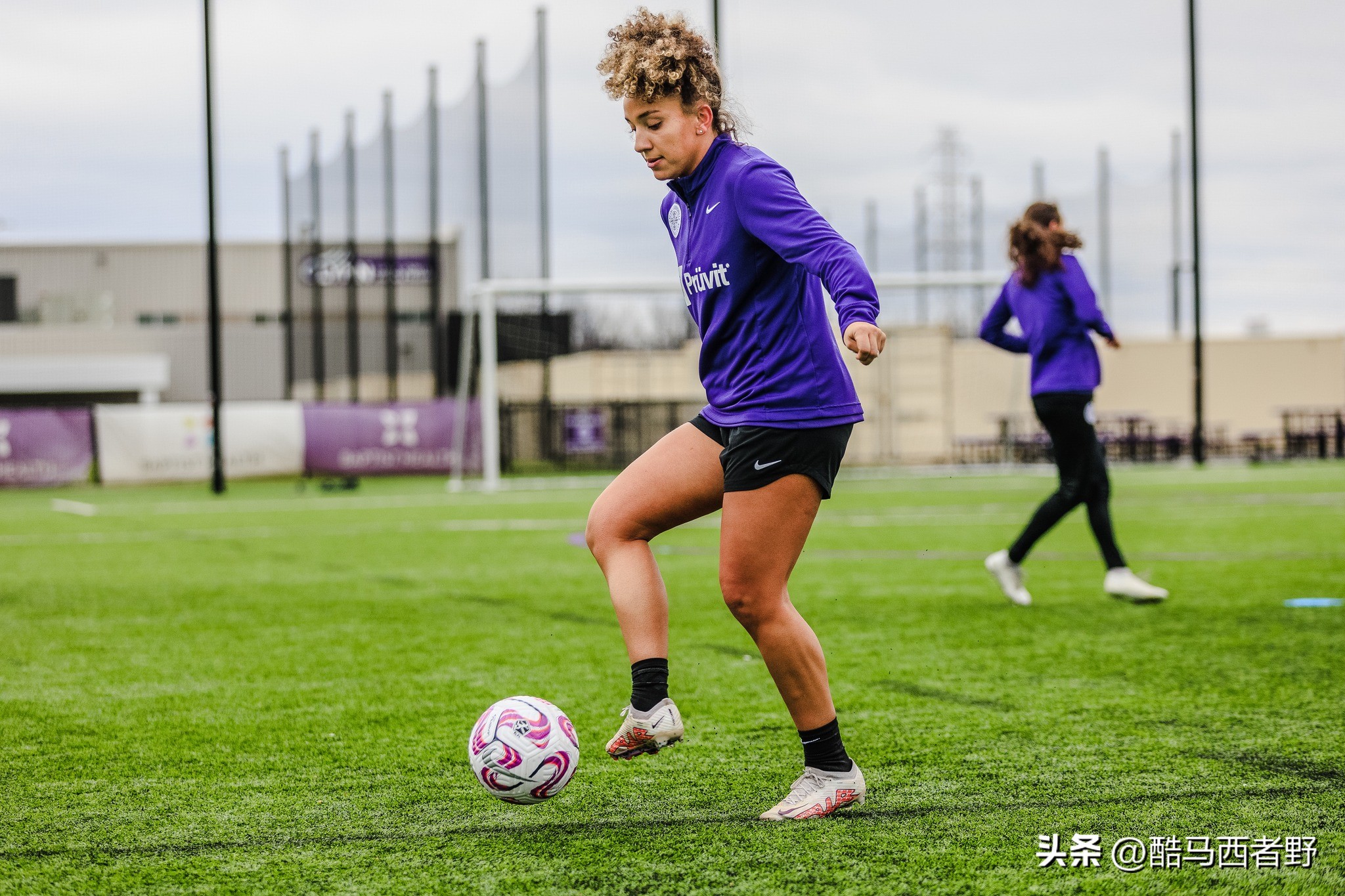 王霜错过路易斯维尔女足赛季前训练，职业与非职业管理的冲突