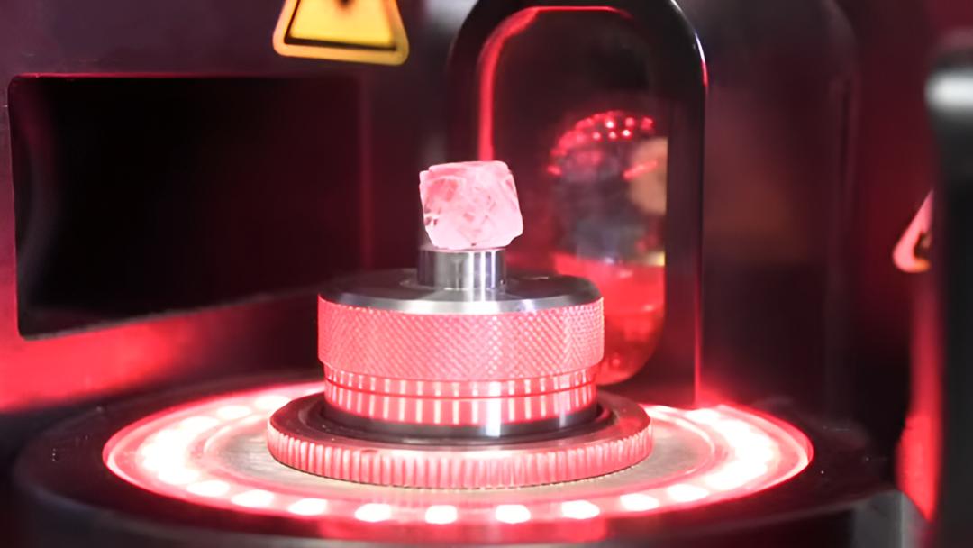 钻石是自然界最硬的物体，如何用更硬的物质对它进行切割