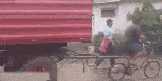 如何评价这个女主持人，主持了一半把*袜丝**脱了？