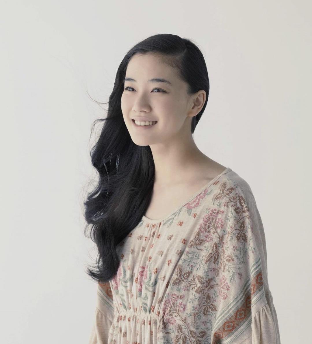 适合偏黑肤色的穿搭颜色,超级显白的穿搭颜色