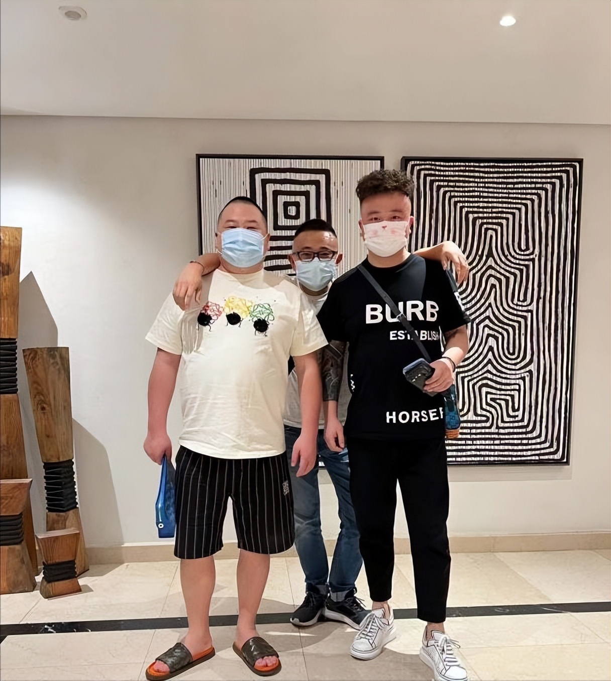 我，32岁奶爸，独自在非洲带娃创业，为了孩子安全，每天带俩警察