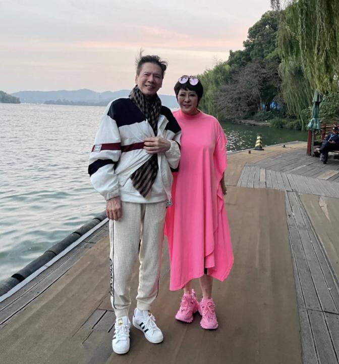 向太事业版图扩张，前往杭州买地盖房子做生意，亲自参与品牌设计