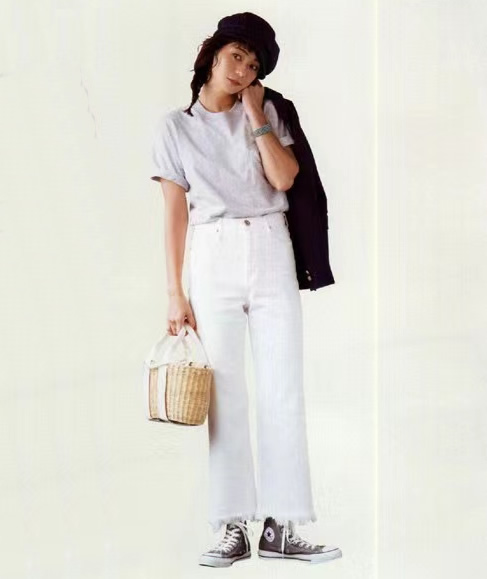 女生穿运动鞋最时尚的穿搭,宽松t恤女中长款搭配什么鞋