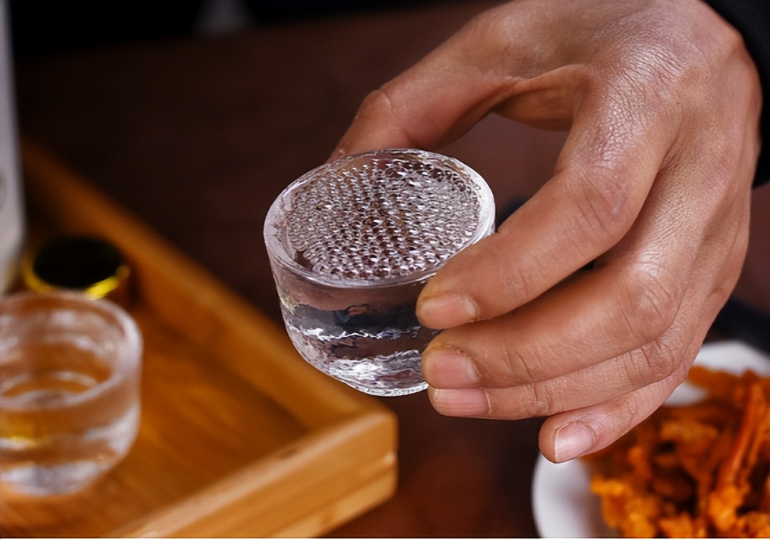 同样是酒为什么价格差距那么大,同样酒为什么批发部比超市便宜