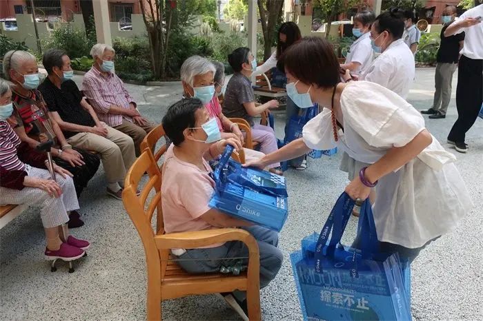 走近徐汇区人大代表沈燕丽：让我们多关心老人、女性和新上海人