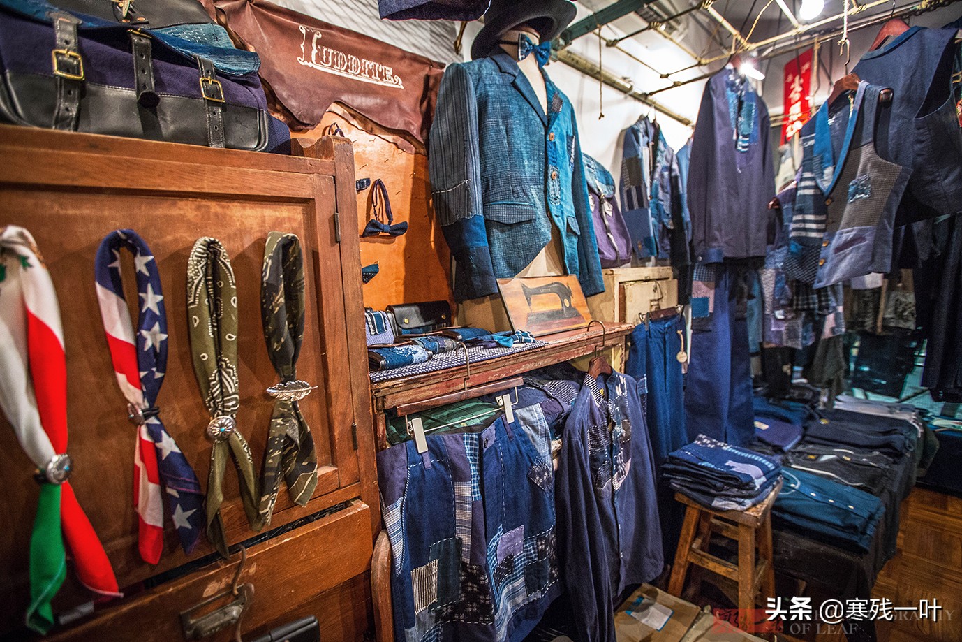 在香港，用上百年旧布料做的衣服，像垃圾堆捡的却卖着3000元高价