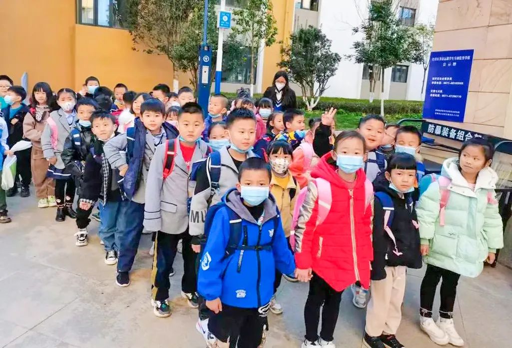 开学季校园展示打卡,开学啦冰墩墩小学生积极向上图片