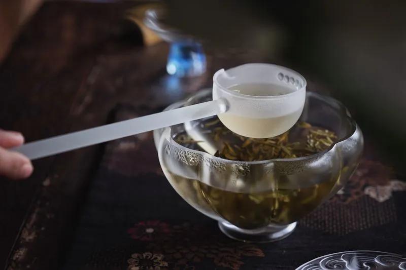 红茶和绿茶有什么区别如何区分,喝茶绿茶和红茶有什么区别