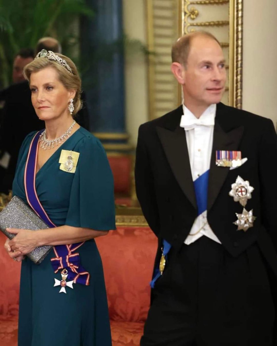 国宴显尊卑！卡米拉戴全套蓝宝石，凯特王妃用珍珠致敬女王和戴妃