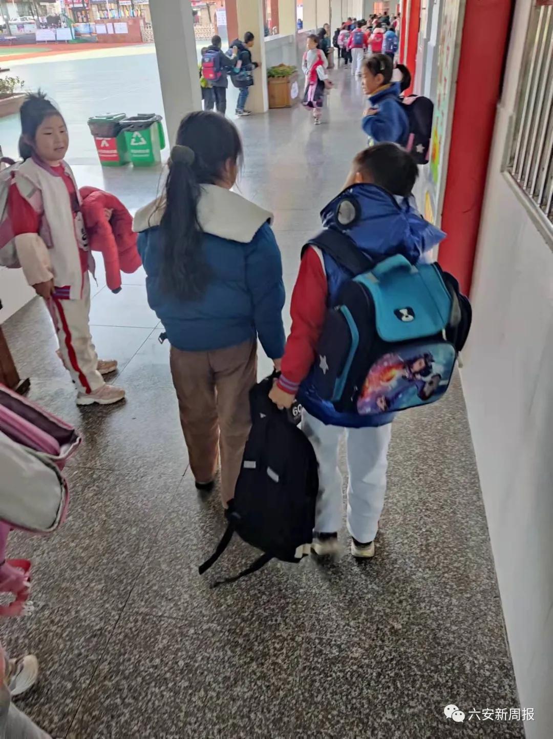 男孩致同学受伤每天帮拎包,男孩致女孩受伤