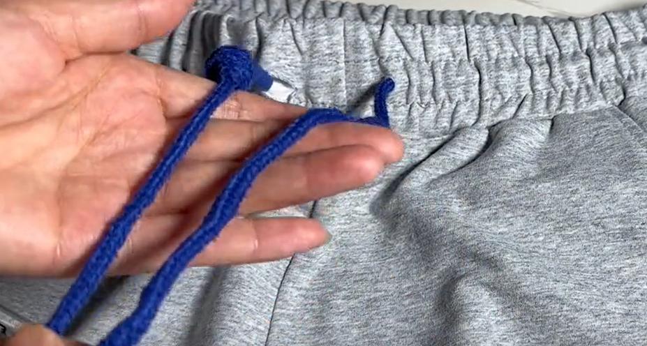 休闲裤上的绳子怎么穿,休闲裤的绳子该系还是不系