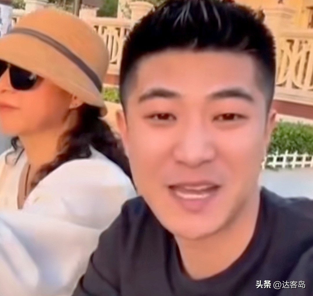 网红曝天津停车收费,网红天津游玩被收高价停车费视频