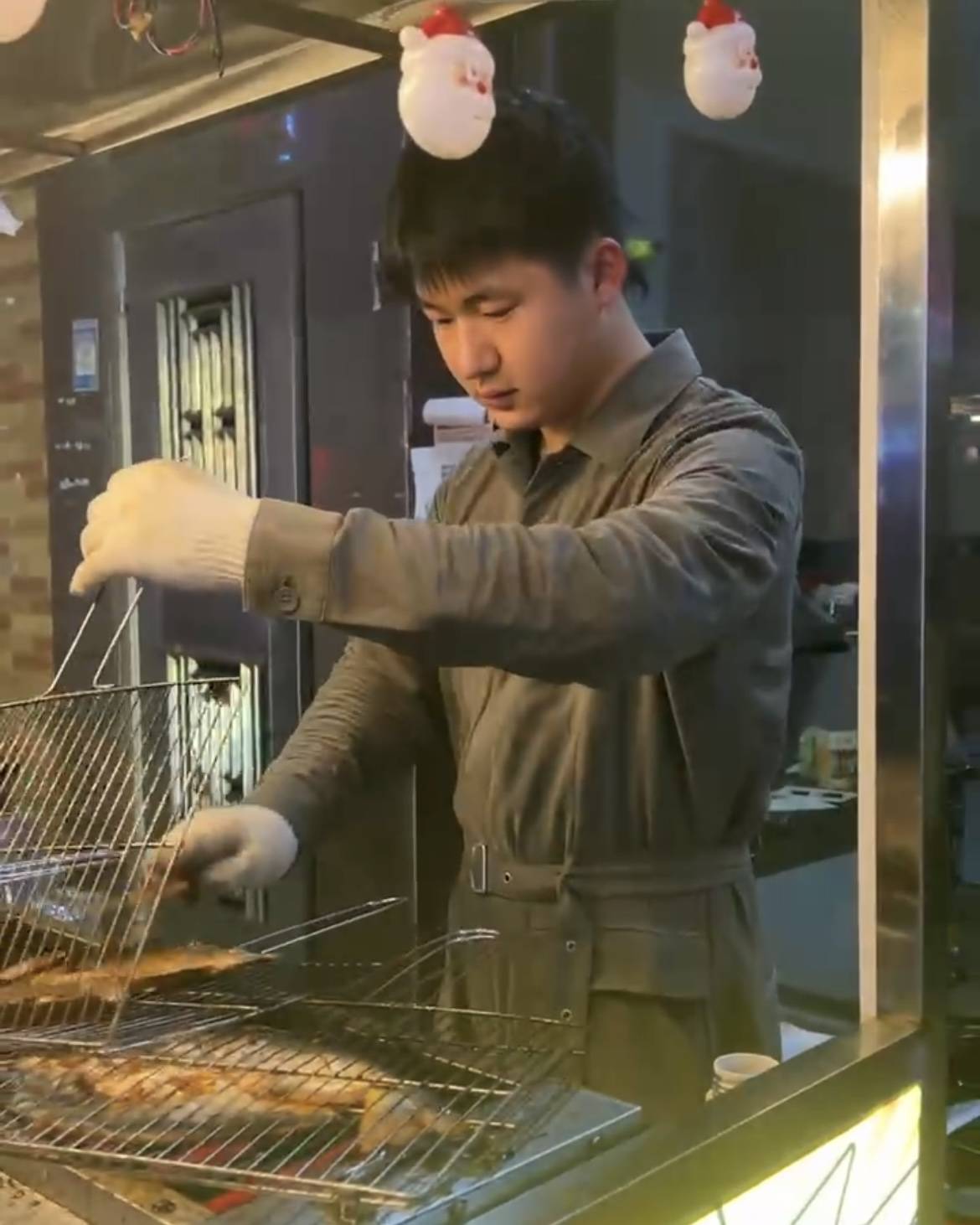 90后学校摆摊卖烤鱼,00后小伙摆摊8天赚2万