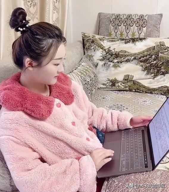 大衣哥替儿子送花,大衣哥资助贫困学生回朱楼村报恩