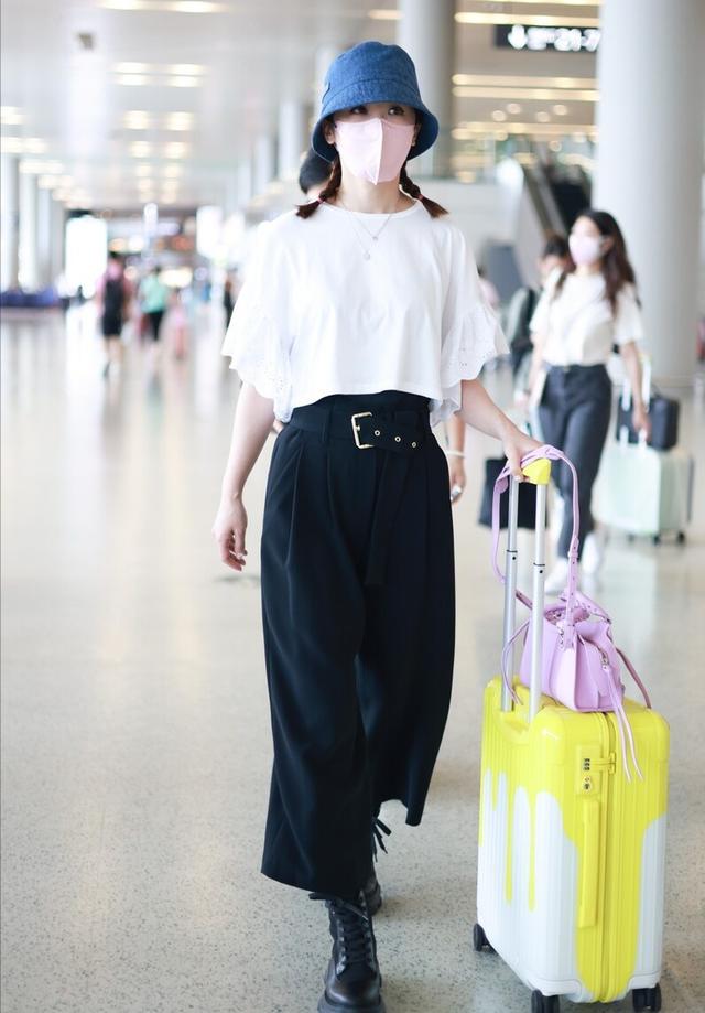 被阿Sa的穿搭美到了，白色牛仔衣配玫红色9分裤，时髦又减龄