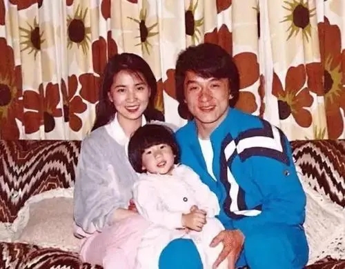 成龙为什么娶林凤娇而不娶邓丽君,成龙为何不选邓丽君而选择林凤娇