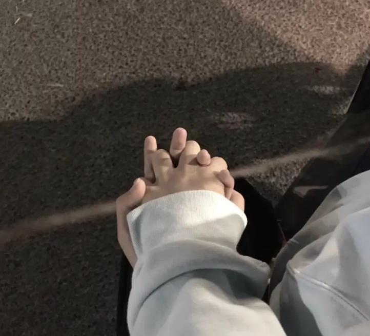 男孩课后吃女同桌桌上的口水，回去后腹痛难忍。