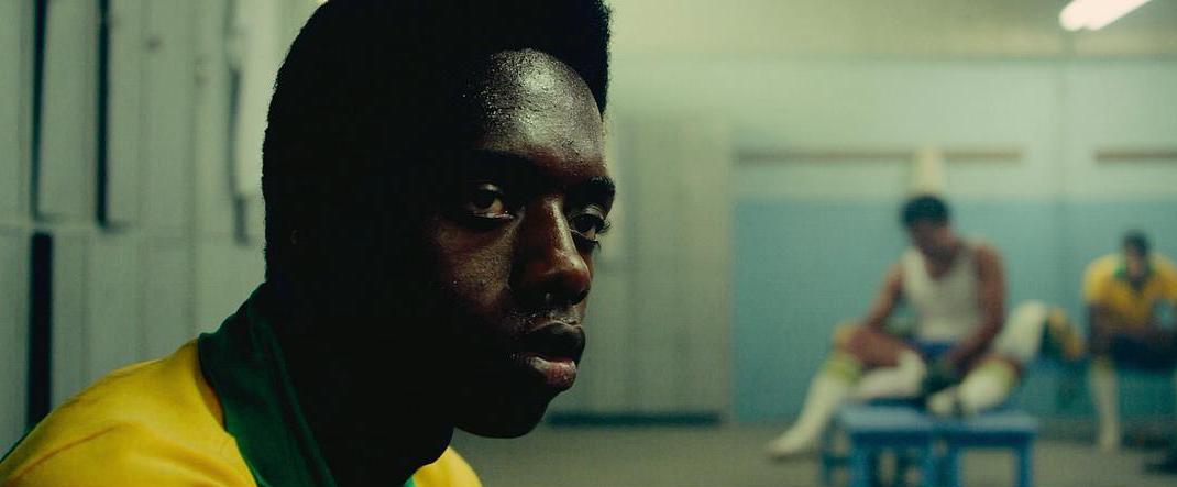 从光脚踢布条缠成的足球到成为球王，我用这部7.7分的电影缅怀他