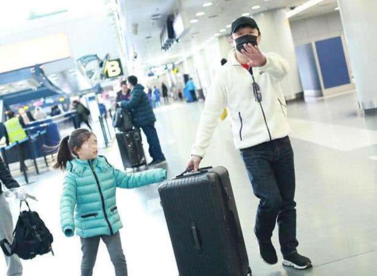 黄渤穿西装帅照,黄渤参加蹭饭真人秀