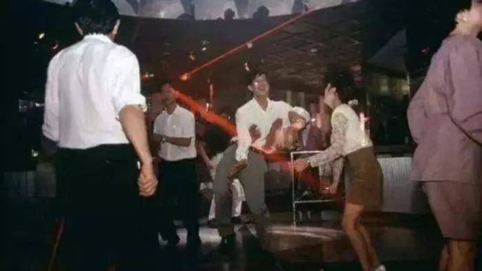 他模仿*昌星赖**的红楼，创办更加奢华的“天上人间”，巅峰时隐退