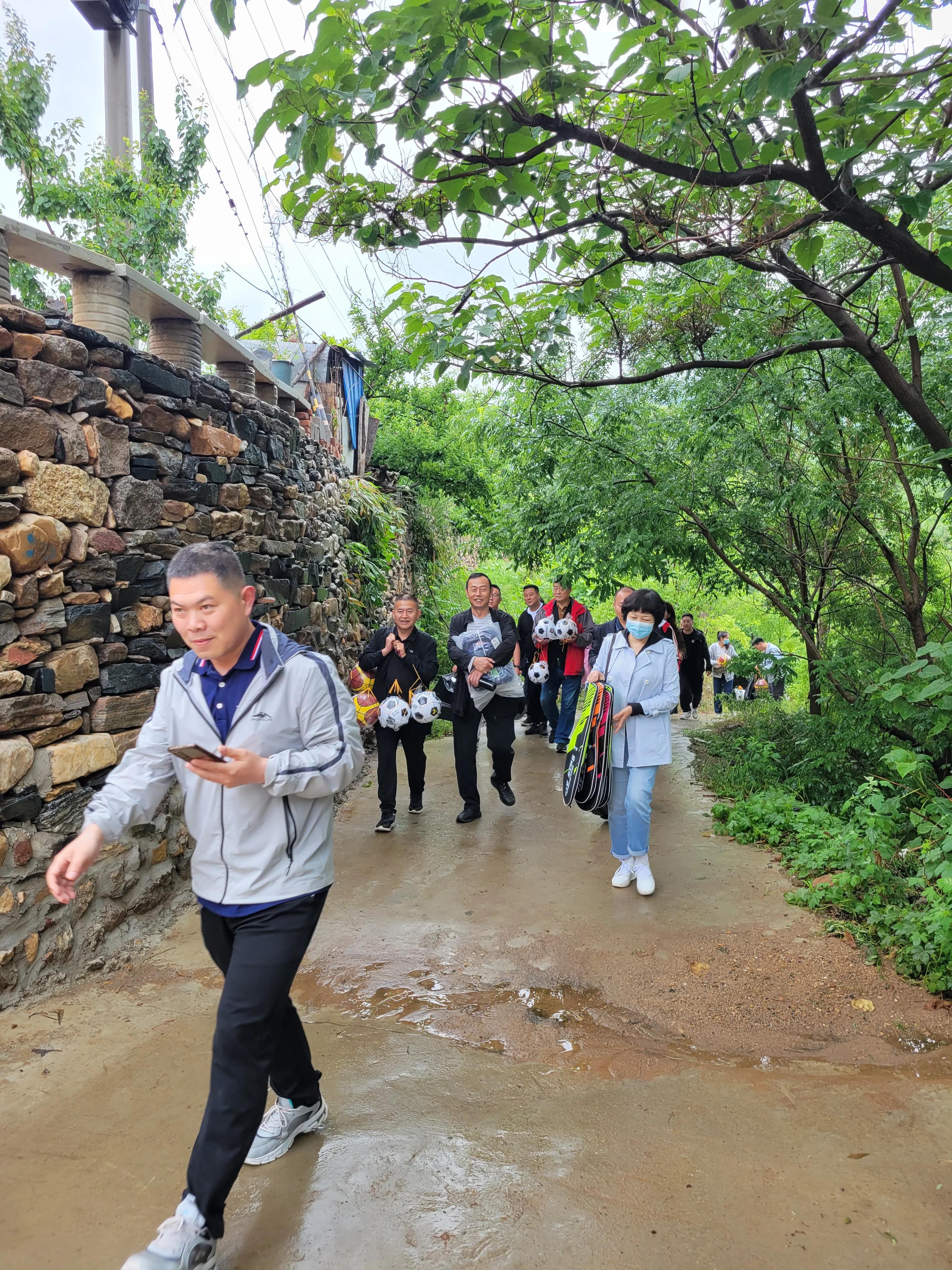 政协科教文卫专委会总结,区政协委员慰问留守儿童