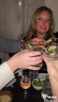 女子打工省吃俭用,啃老买奢侈品