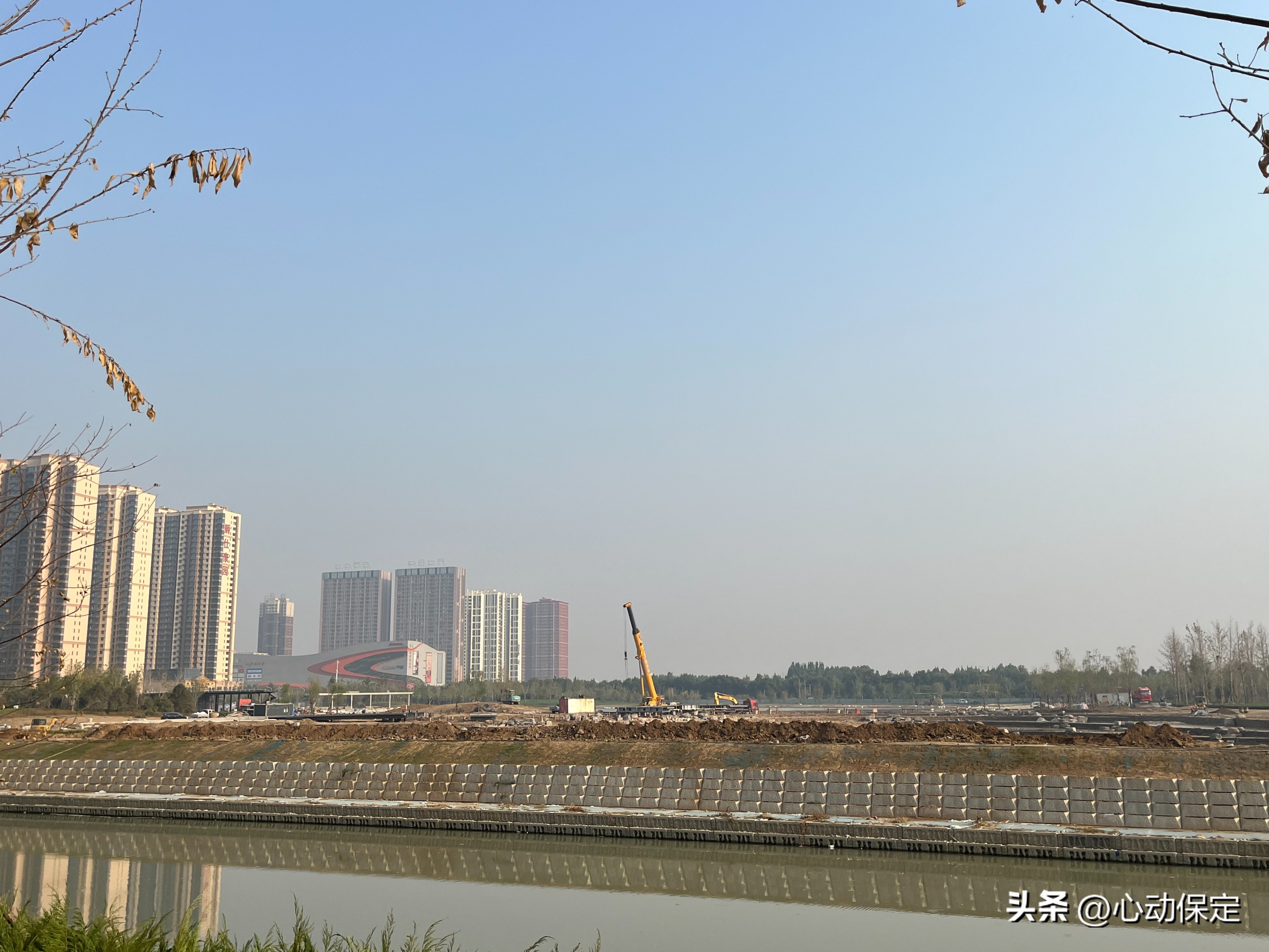 一湾碧水穿城过一幅美景入画来,一湾碧水潺潺