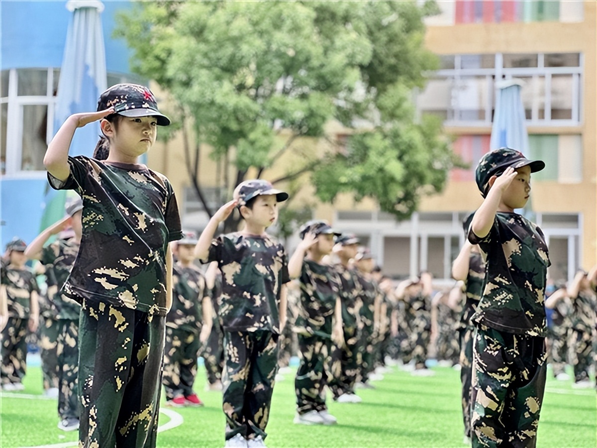 童心向*党**我是中国娃娃兵——丰泽区东海实幼举办“童心向*党**”2023届大班军事体验游戏活动