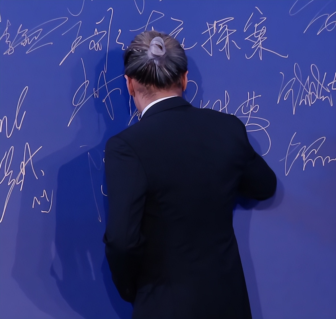 上海这一夜，内娱来了一大半，吴京谢霆锋拿大奖，冯小刚忙着交际