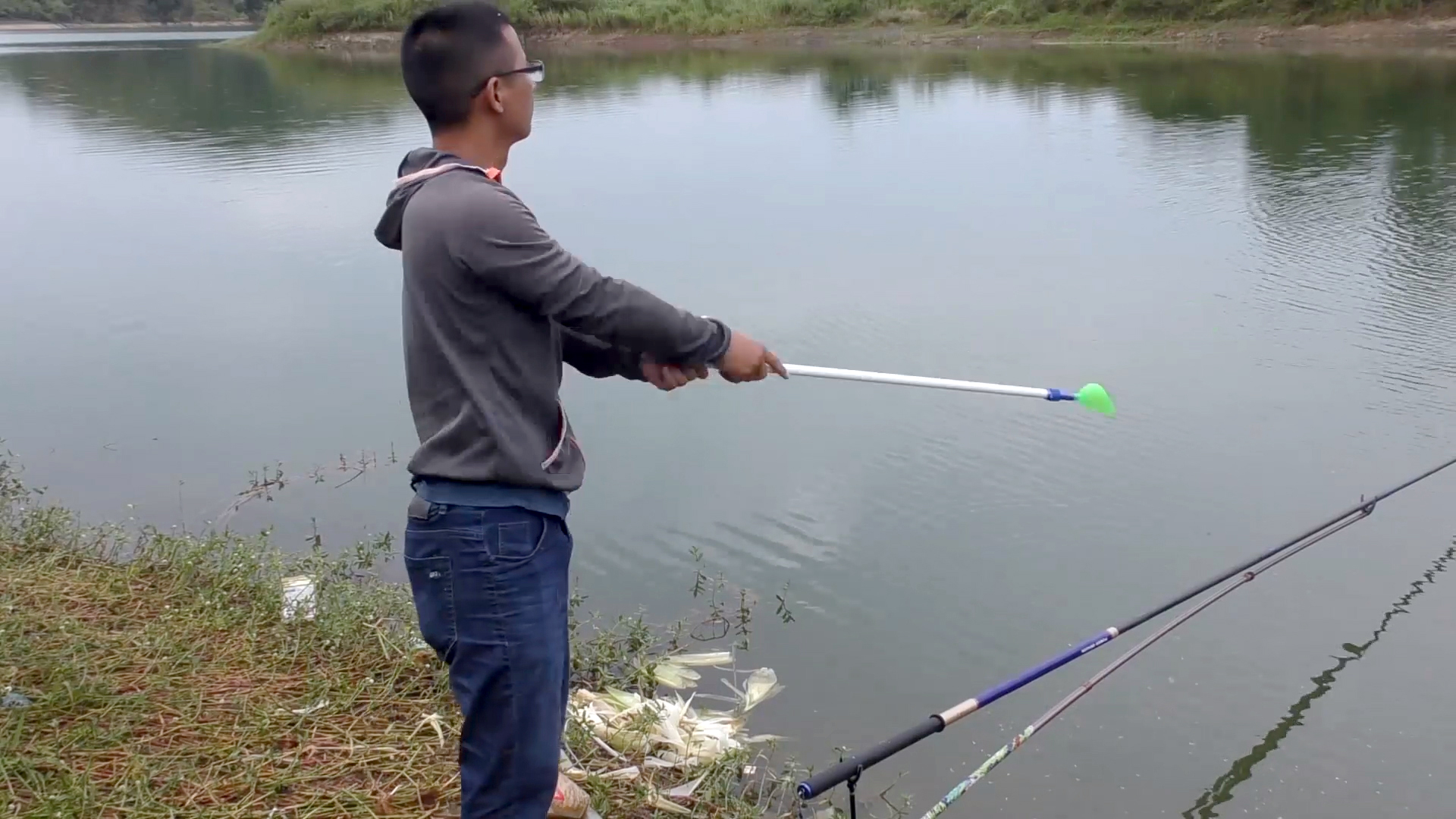 草鱼密度小怎么诱鱼,草鱼习性的解读及钓法技巧