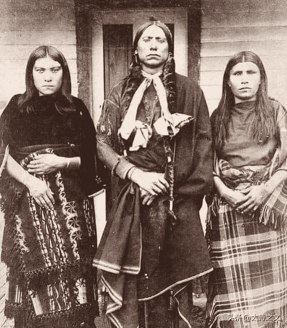 晚清女子真实老照片,晚清老照片还原穷人美艳贵妇