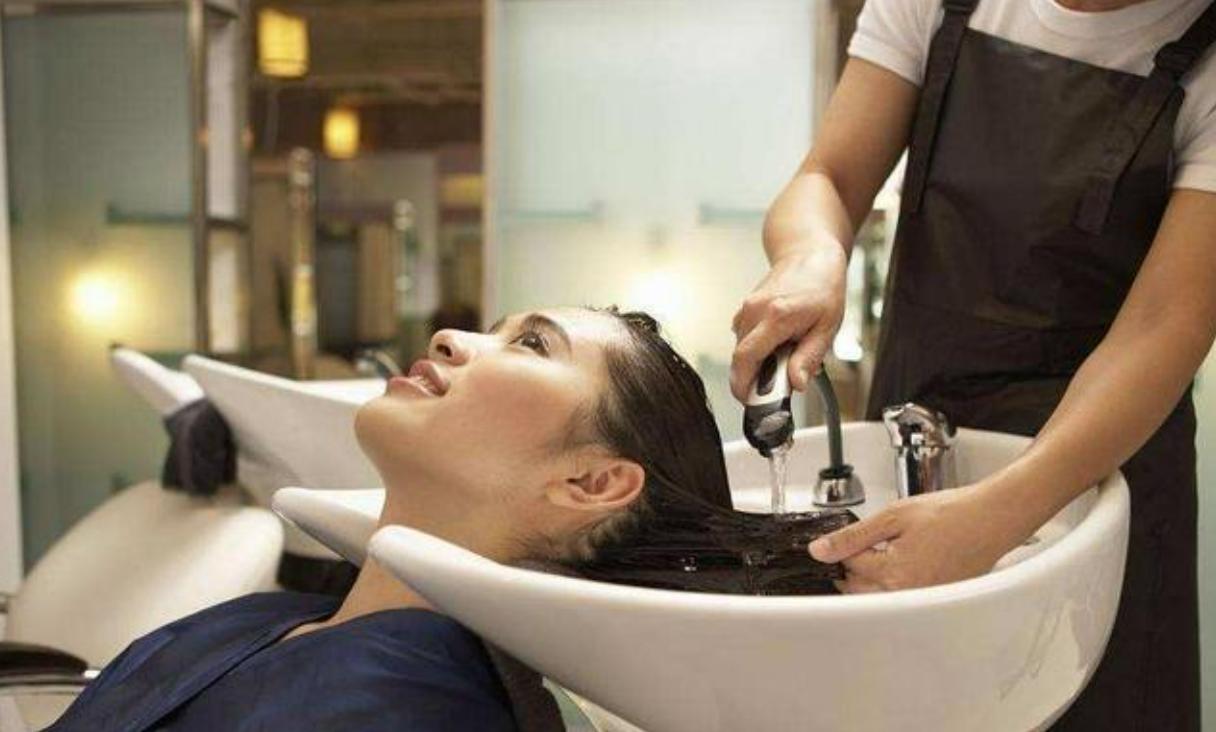 今年为什么理发店生意不好做,现在理发店为什么生意做不起来