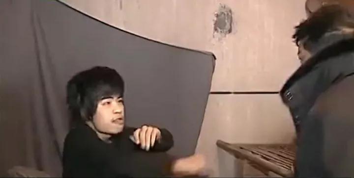 30岁男子不工作在家啃老,22岁小伙子不上班在家啃老