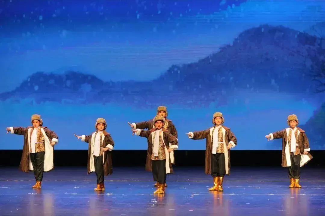 少年儿童心向党活动展览,老少童声颂党恩携手迈向新征程