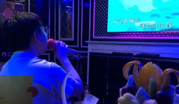 男子ktv唱歌惊艳全场,男子ktv唱出沙哑声引来服务员围观